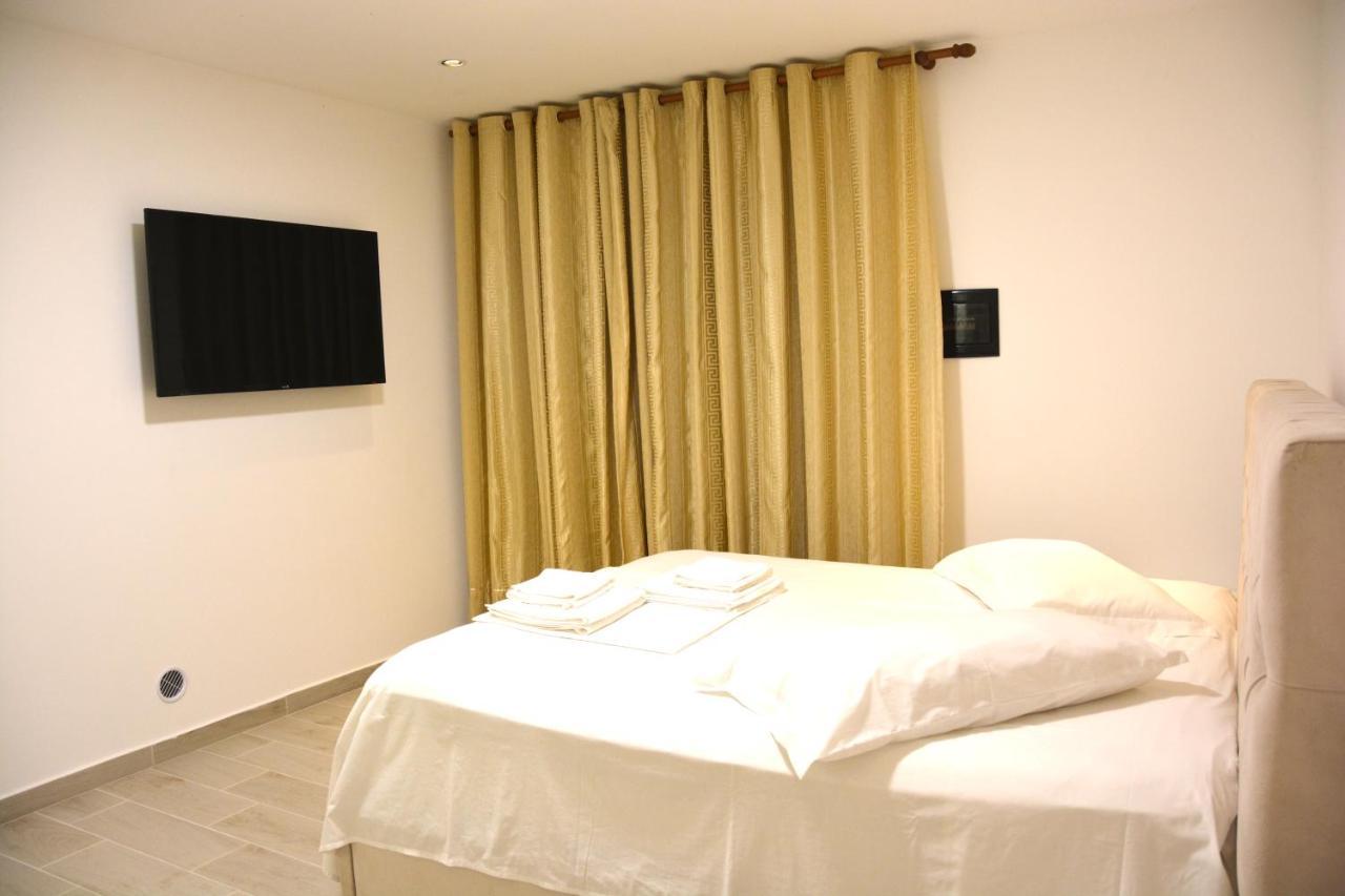 Mico'S Apartments Vlorë Buitenkant foto