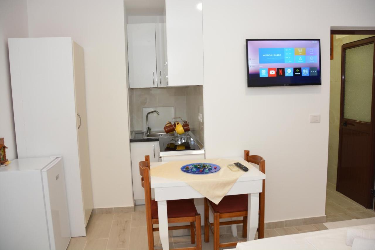 Mico'S Apartments Vlorë Buitenkant foto