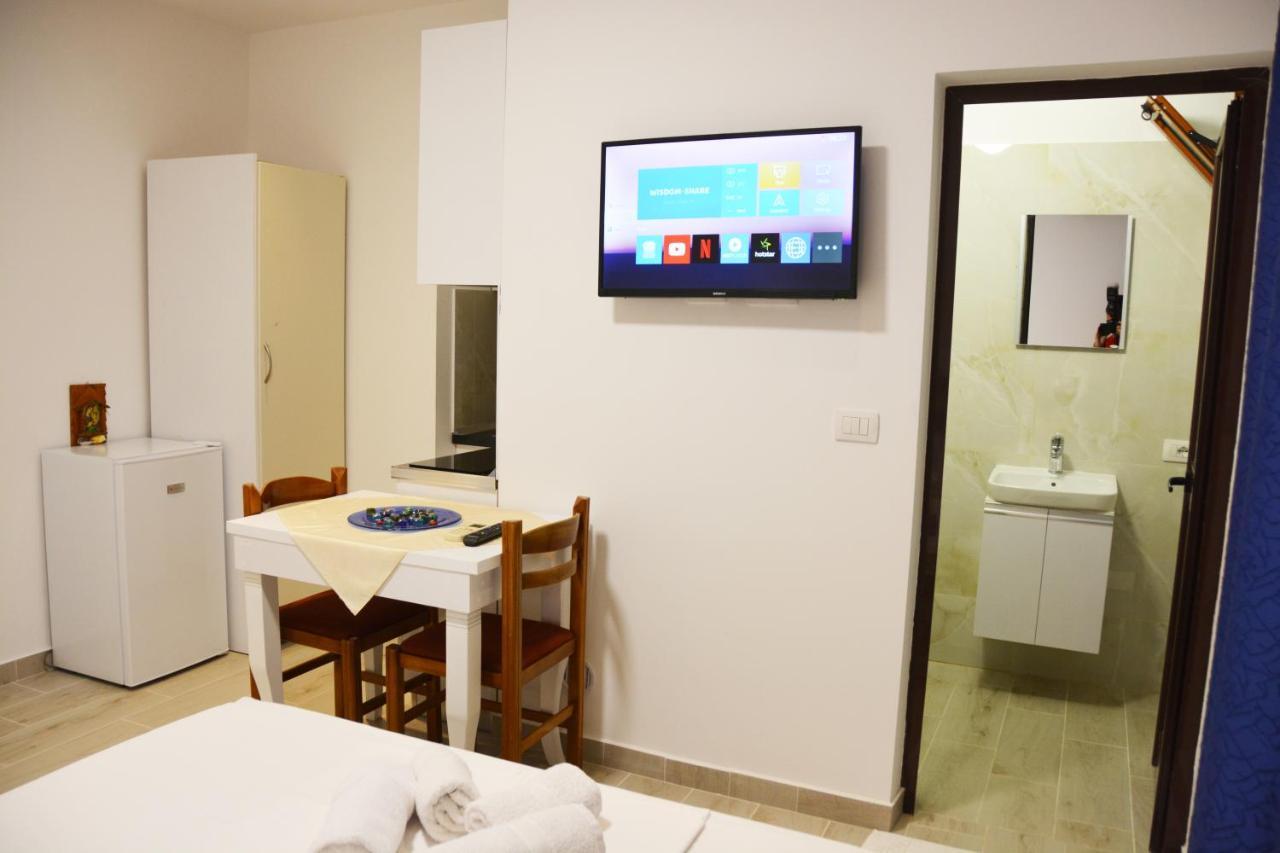 Mico'S Apartments Vlorë Buitenkant foto