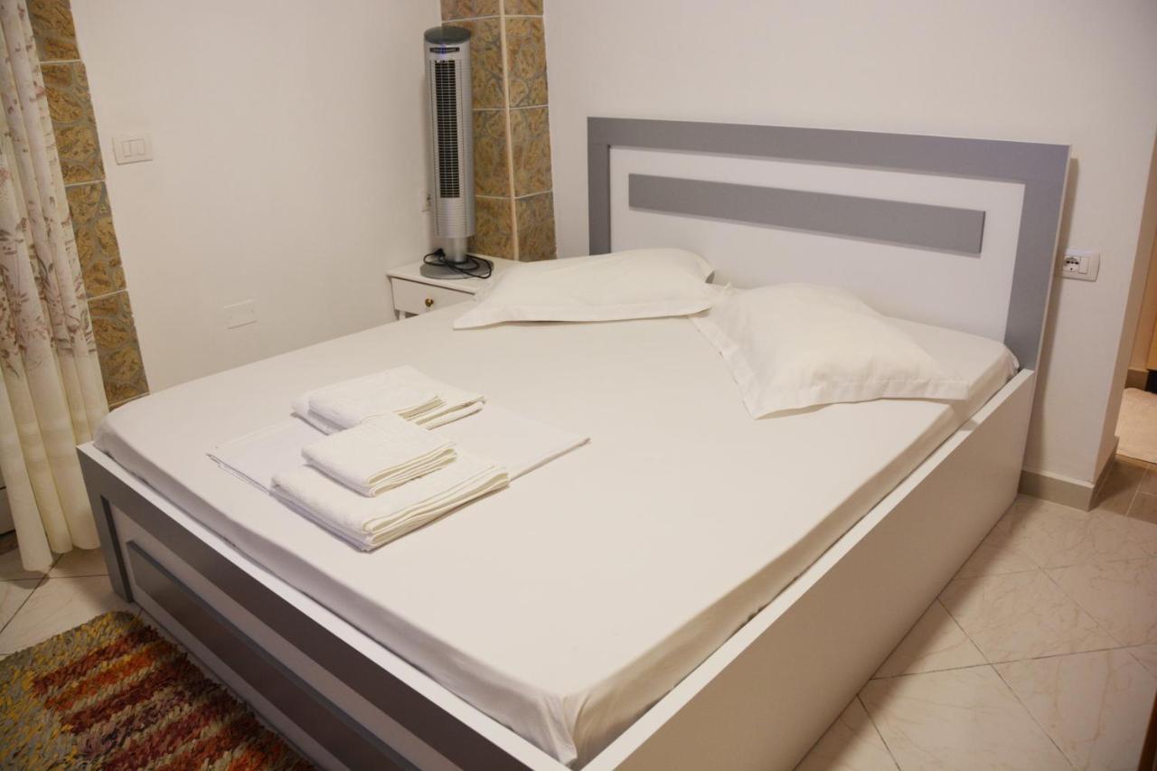 Mico'S Apartments Vlorë Buitenkant foto