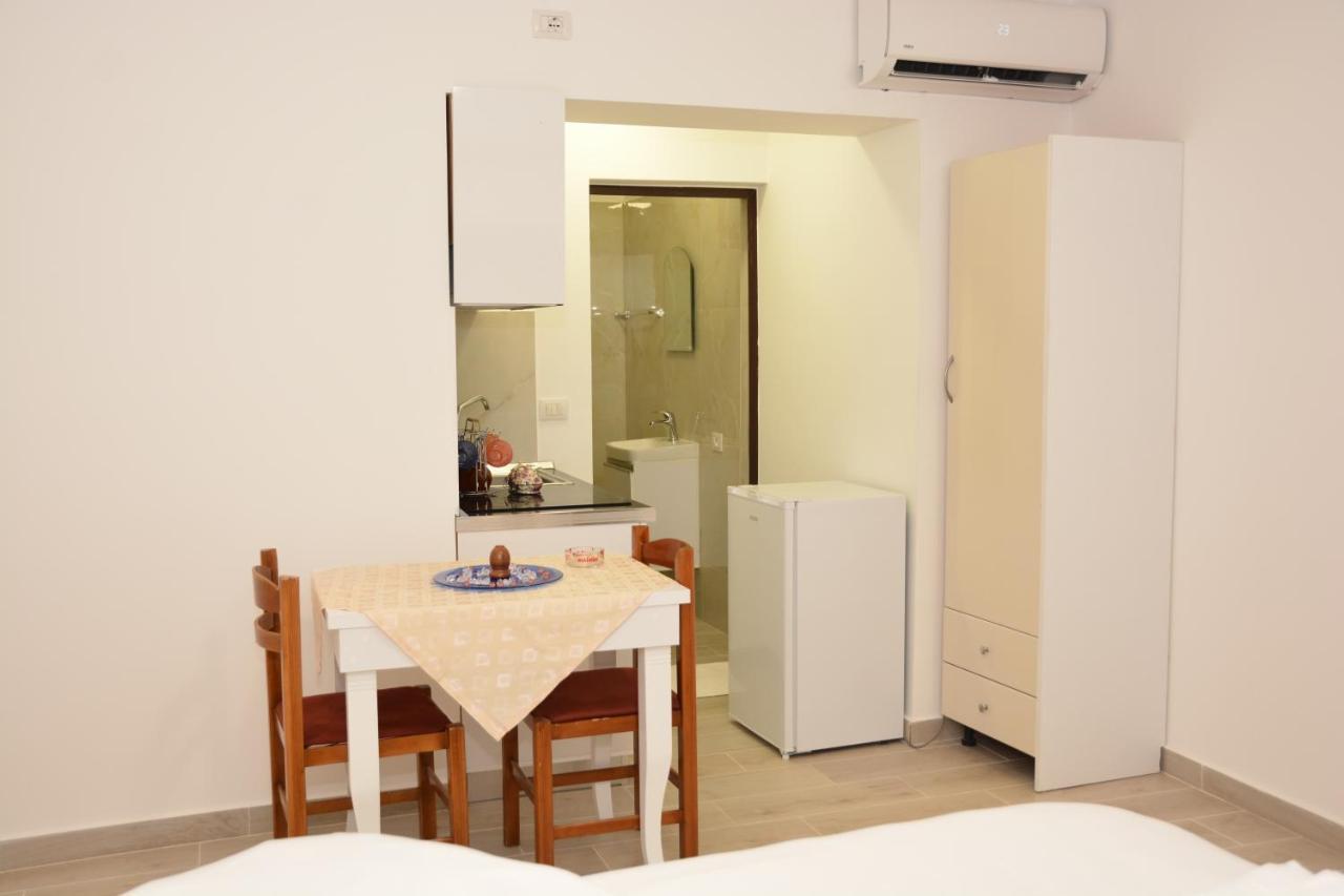 Mico'S Apartments Vlorë Buitenkant foto