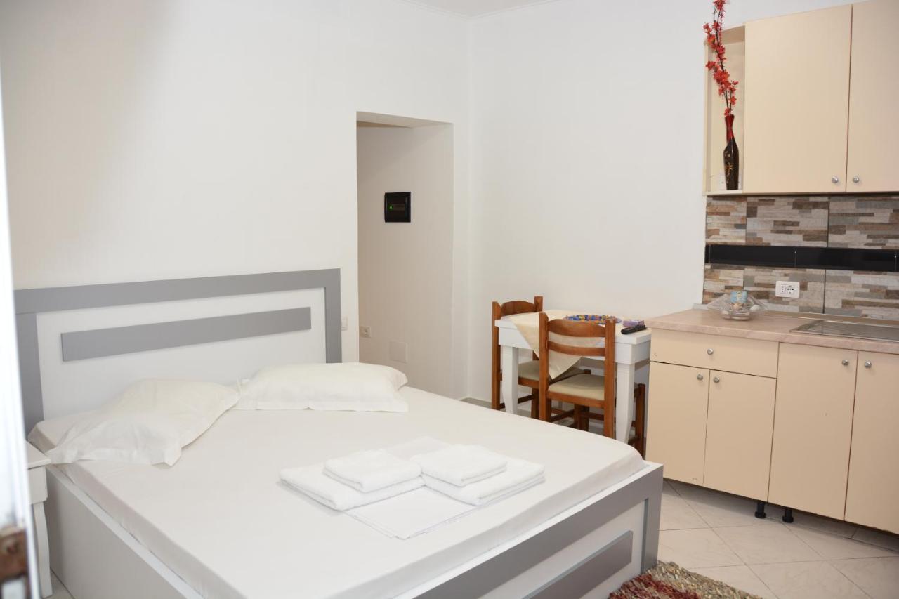 Mico'S Apartments Vlorë Buitenkant foto