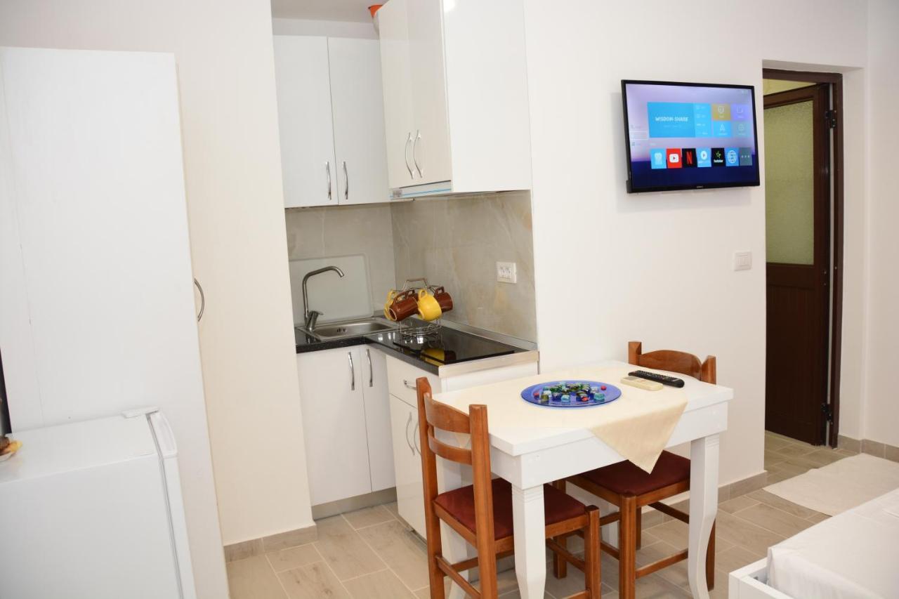 Mico'S Apartments Vlorë Buitenkant foto