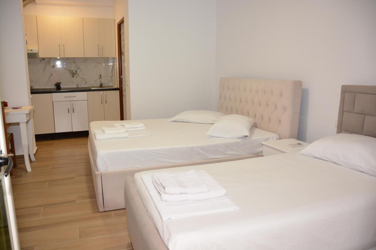 Mico'S Apartments Vlorë Buitenkant foto