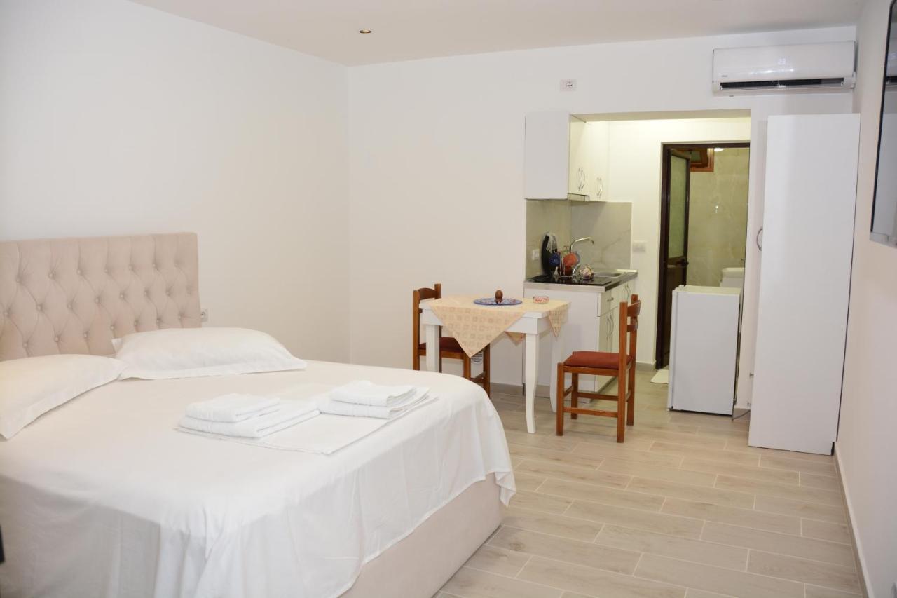 Mico'S Apartments Vlorë Buitenkant foto