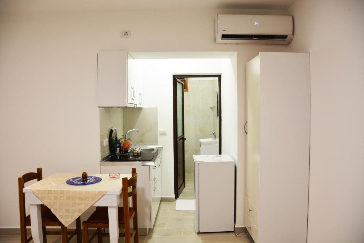 Mico'S Apartments Vlorë Buitenkant foto