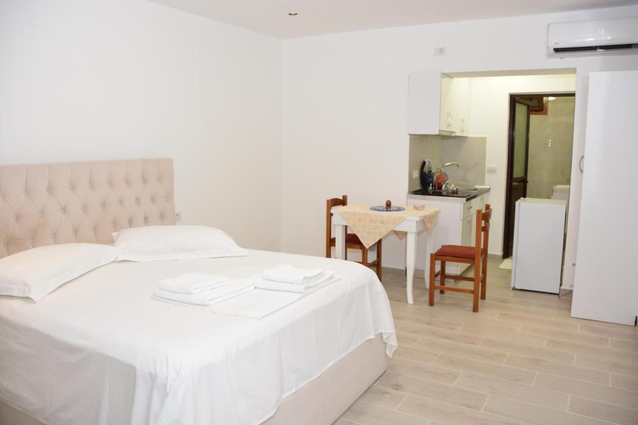Mico'S Apartments Vlorë Buitenkant foto