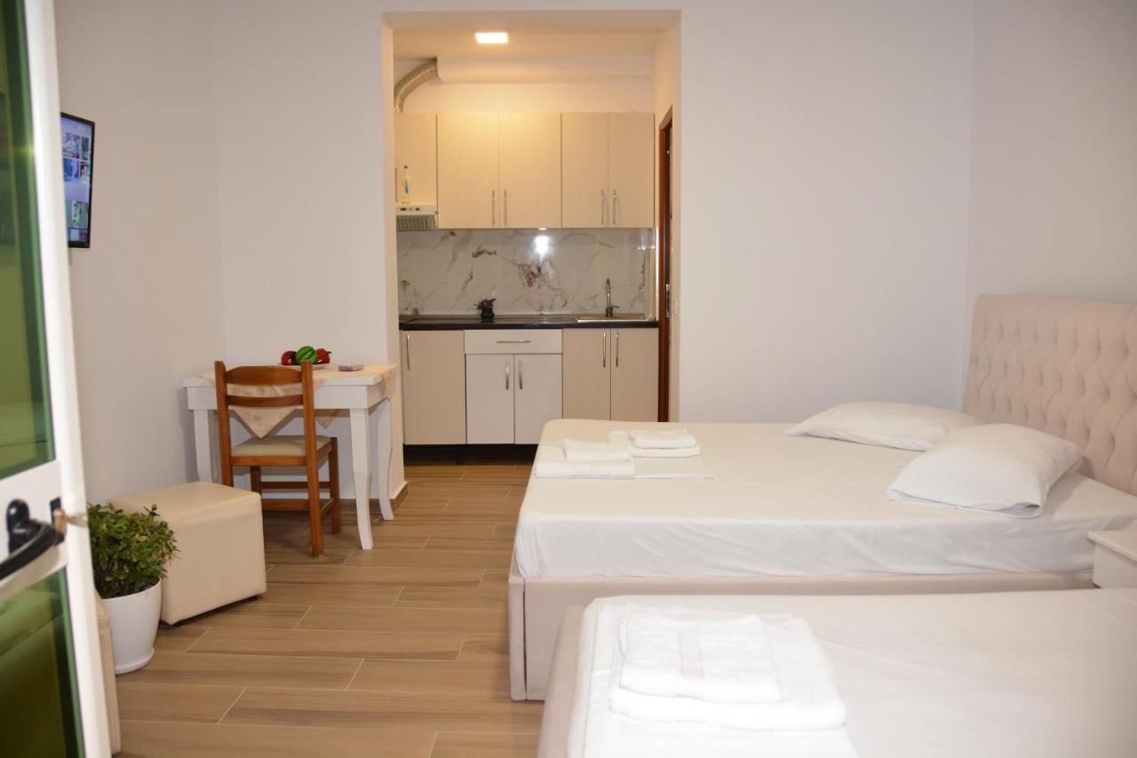 Mico'S Apartments Vlorë Buitenkant foto