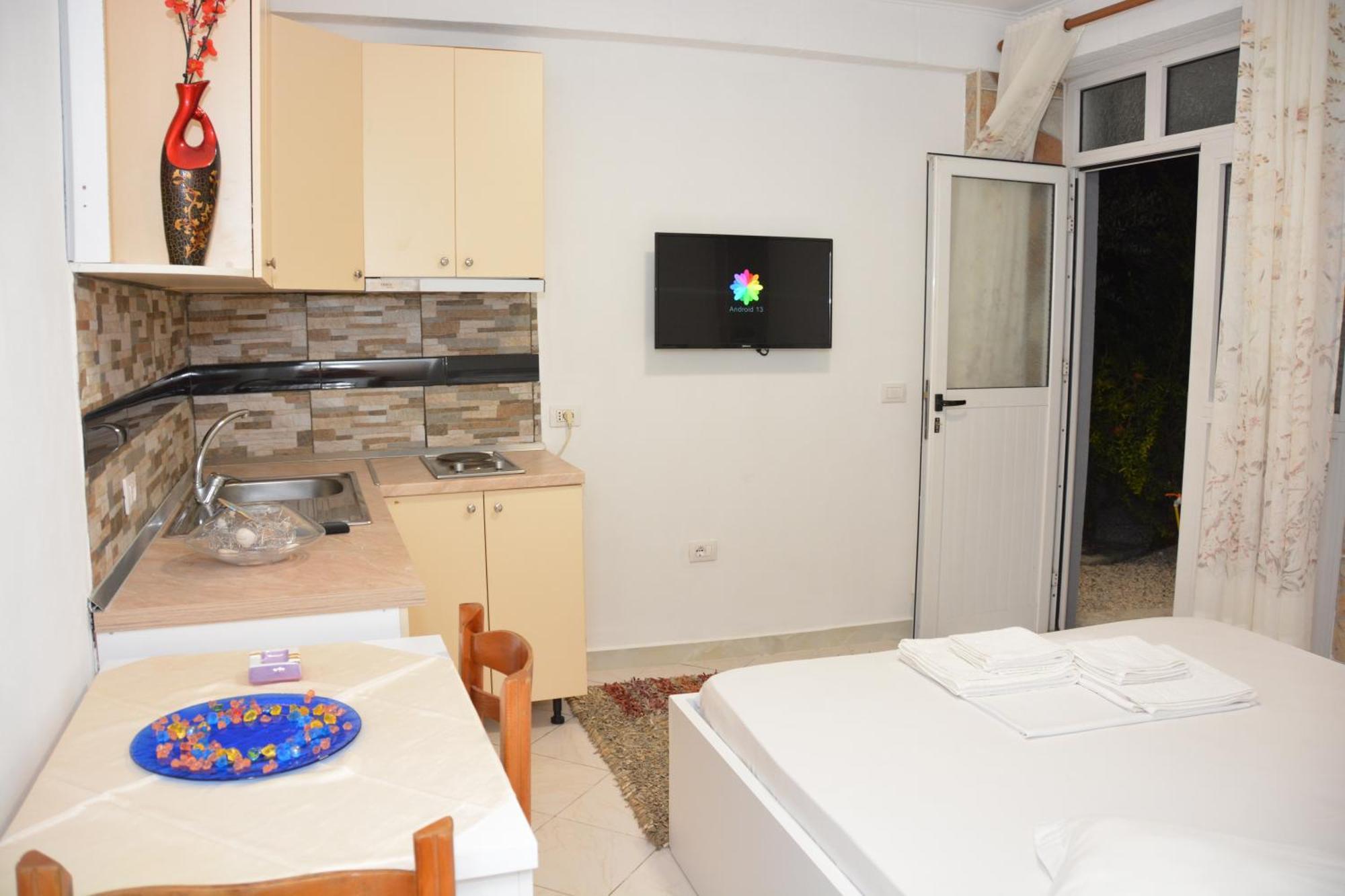 Mico'S Apartments Vlorë Buitenkant foto
