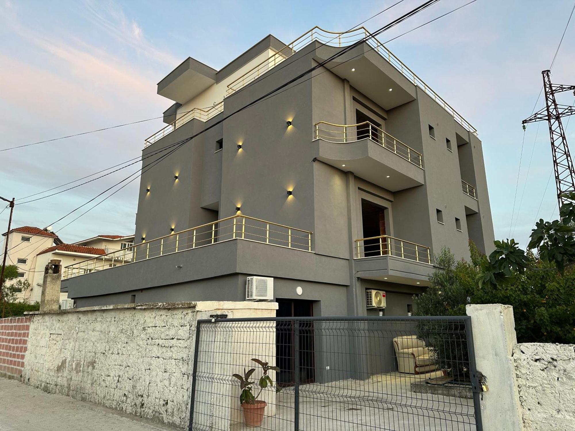 Mico'S Apartments Vlorë Buitenkant foto
