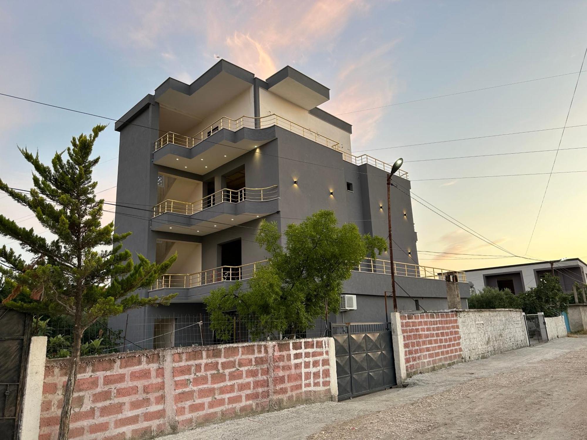 Mico'S Apartments Vlorë Buitenkant foto