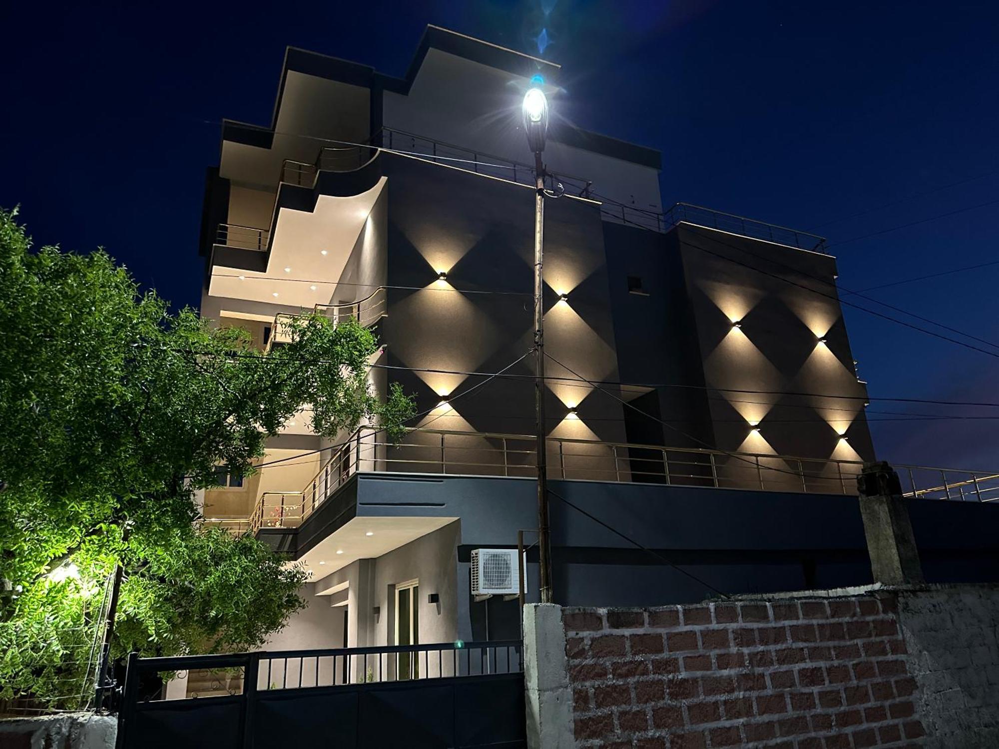Mico'S Apartments Vlorë Buitenkant foto