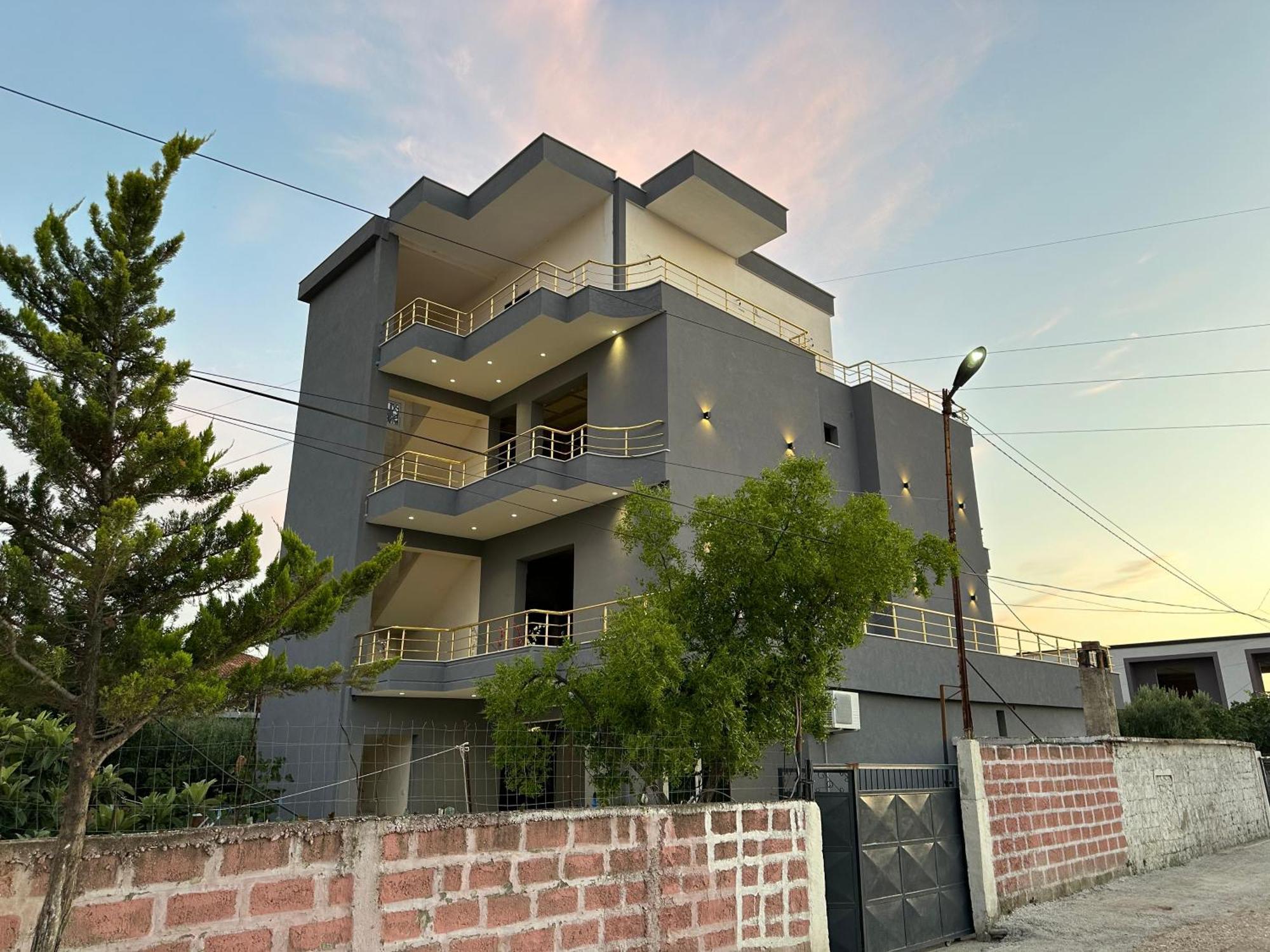 Mico'S Apartments Vlorë Buitenkant foto